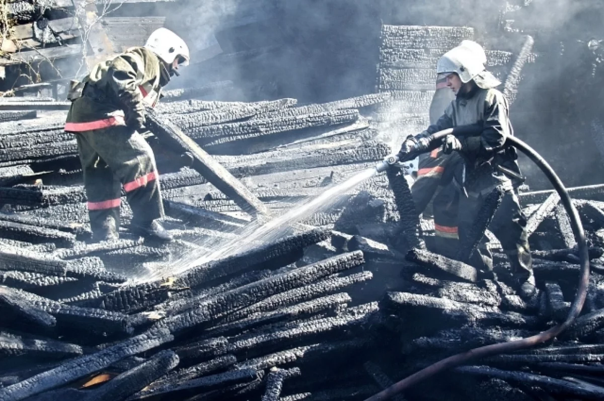 Почти три часа томские пожарные боролись с крупным пожаром в двухквартирном  доме в селе Вороново